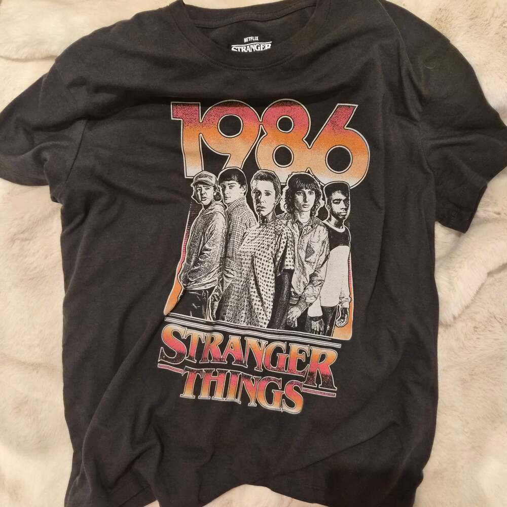 Unique, Old-sckool, retro - Stranger Things 1986 Cast Graphic Crew Neck T-Shirt